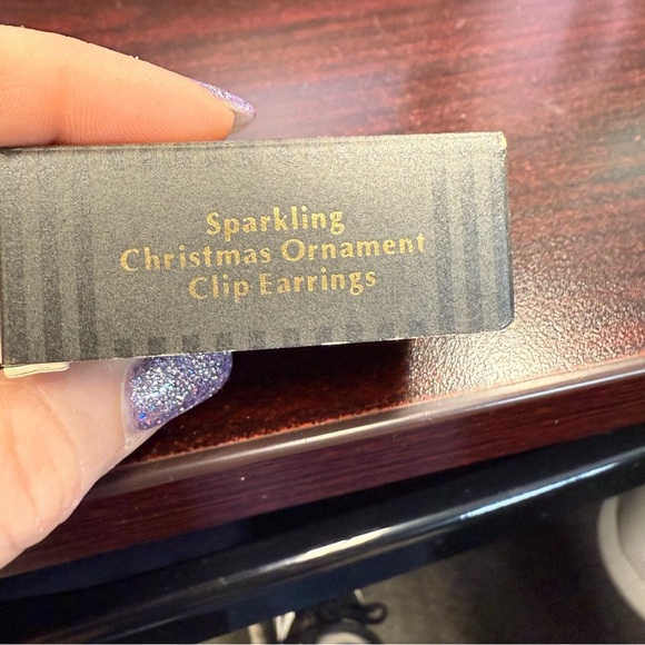 Avon “Sparkling Christmas Ornament”Gold and Red Holiday clip earrings NIB 1992 - Picture 3 of 4